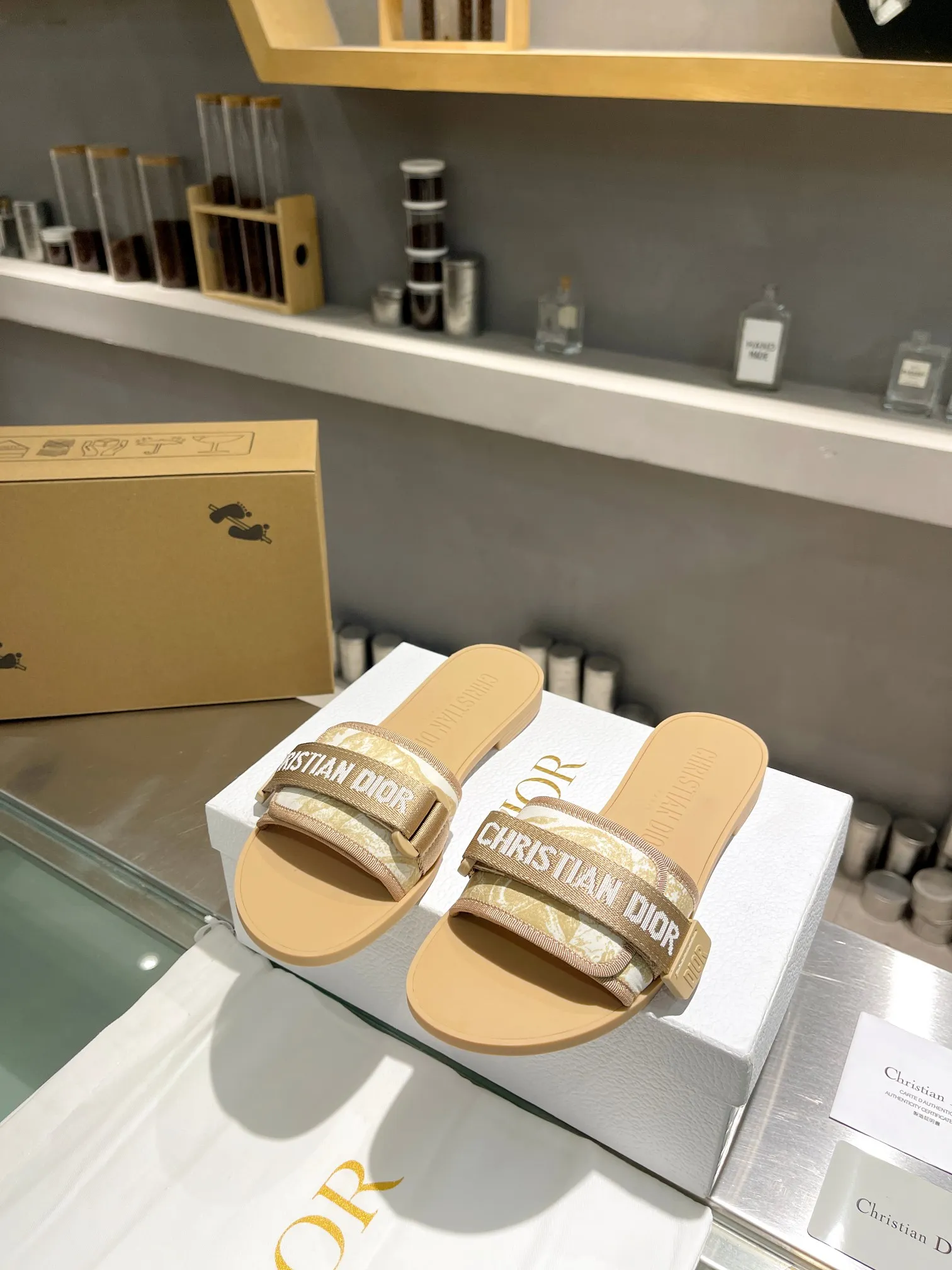 👟👟Ex-factory price 380👟👟 Dior D’s latest series of Velcro buckle sandals and slippers in new colors! Perfect reproduction of the original version, the most popular color matching fabric, super layered ▪️Original molded high-end TPU outsole (not ordinary rubber) ▪️Very comfortable and easy to walk. All upper materials are custom-made from the original ▪️3D electric embroidered three-dimensional cloth surface, very versatile, a must-have for lazy people in summer ▪️Number of yards: 35-41